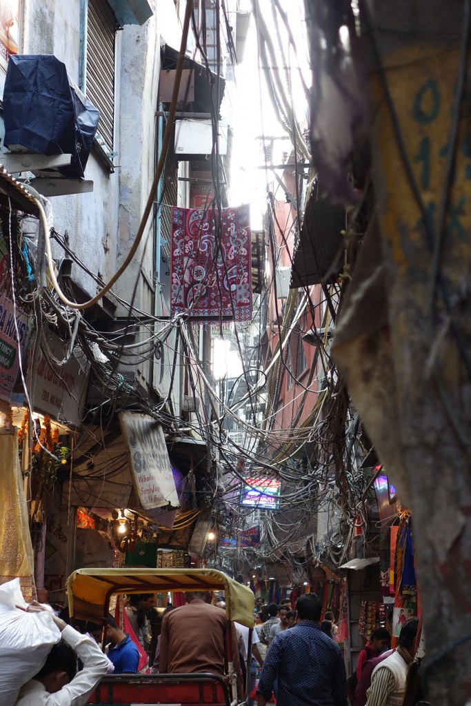 Une rue plutôt large et à ciel ouvert