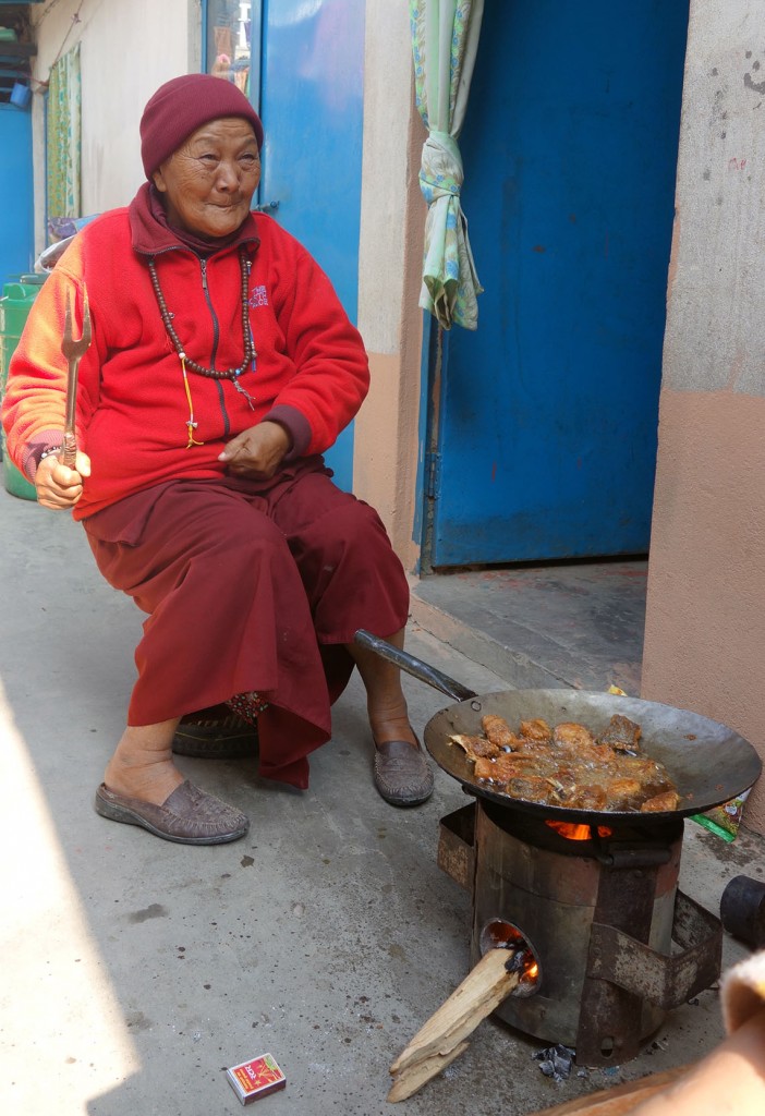 Grand-mère cuisine au feu de bois