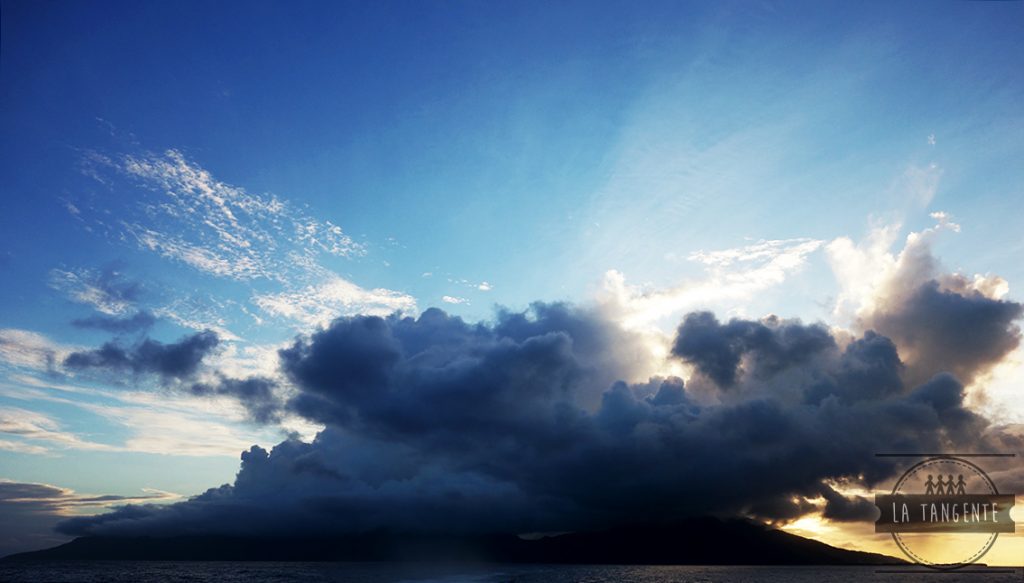 Moorea attrape les nuages