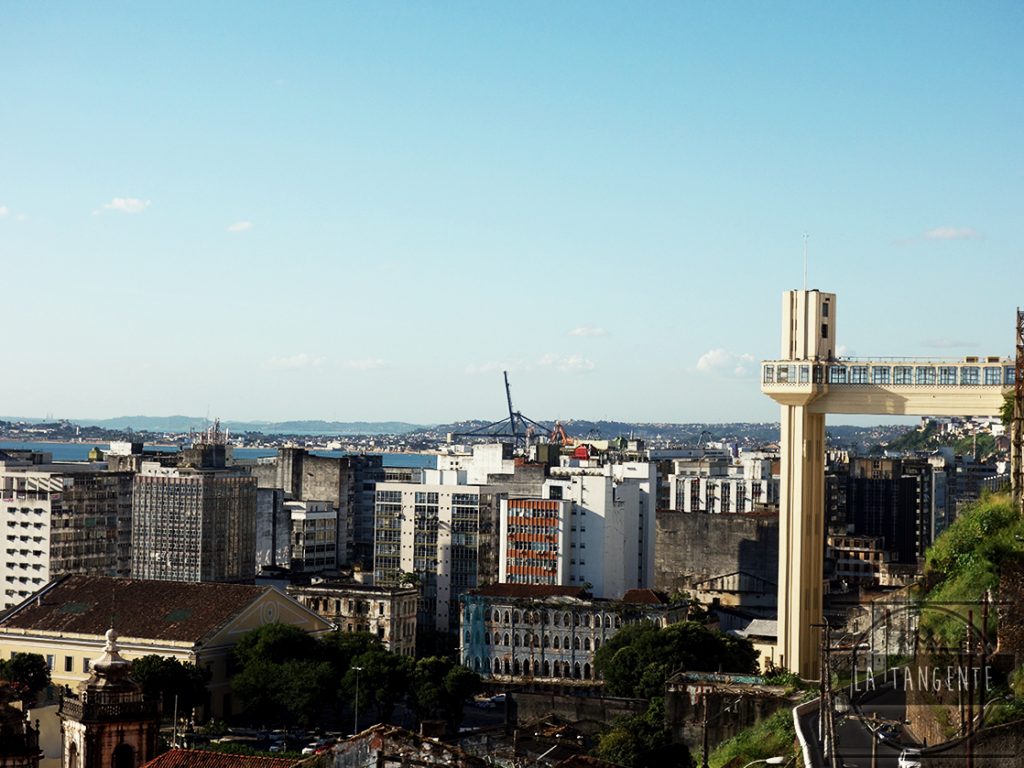 Ville sur deux niveaux, avec l'ascenseur sur la droite